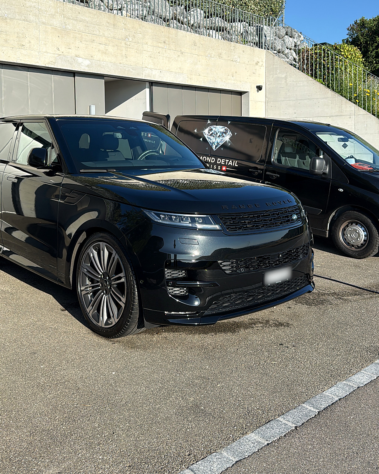 Range Rover devant la camionnette Diamond Detail Swiss